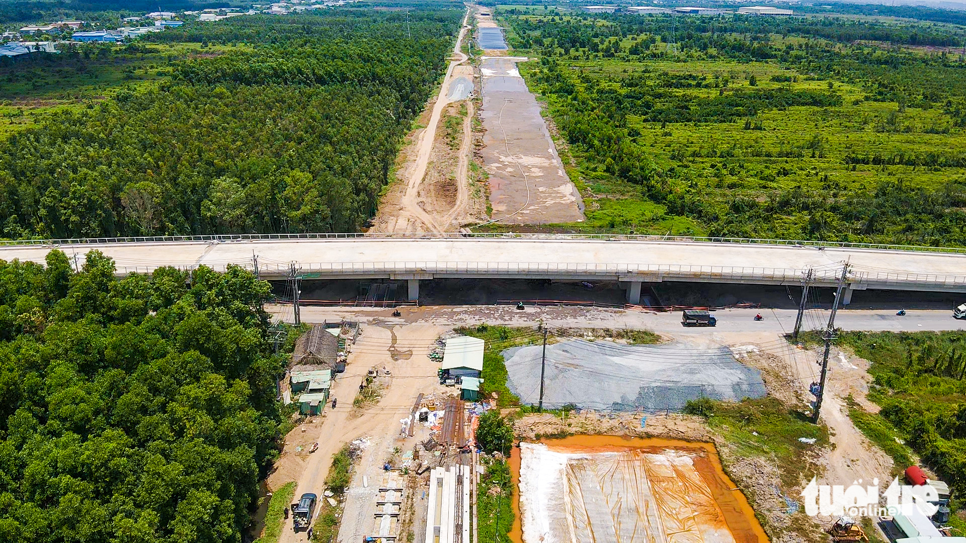 Cận mốc phải đưa vào khai thác, vành đai 3 TP.HCM đoạn phía Tây còn ngổn ngang - Ảnh 7.