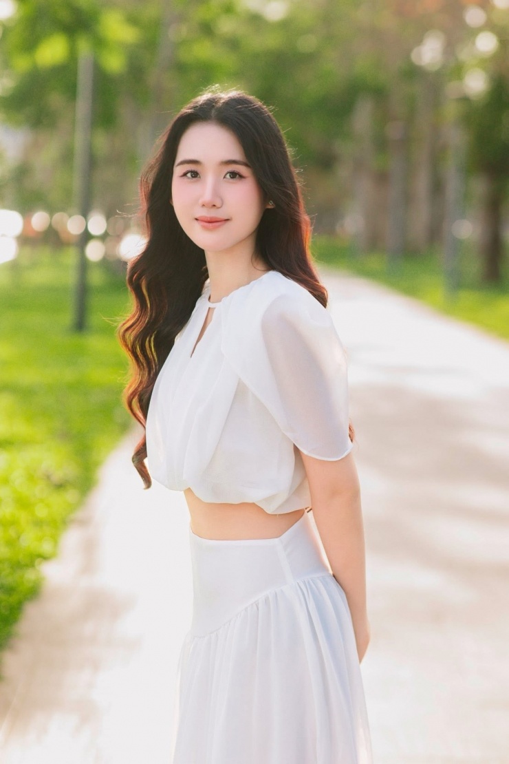 Vẻ ngọt ngào của á hậu 2 Miss World Vietnam 2025 3 Không chỉ nổi bật trong hành trình Miss World Vietnam 2025, Trương Tâm Như còn thu hút chú ý của khán giả bởi nhan sắc đời thường trong trẻo, đậm nét Á Đông.