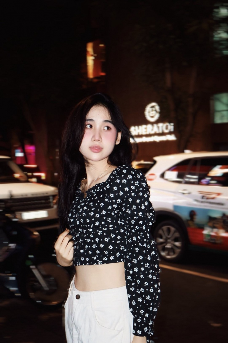 Vẻ ngọt ngào của á hậu 2 Miss World Vietnam 2025 5 Ở đời thường, á hậu theo đuổi phong cách thời trang tối giản. Người đẹp ưa chuộng các thiết kế như crop top, áo ba lỗ ôm sát, tôn vòng eo thon gọn.