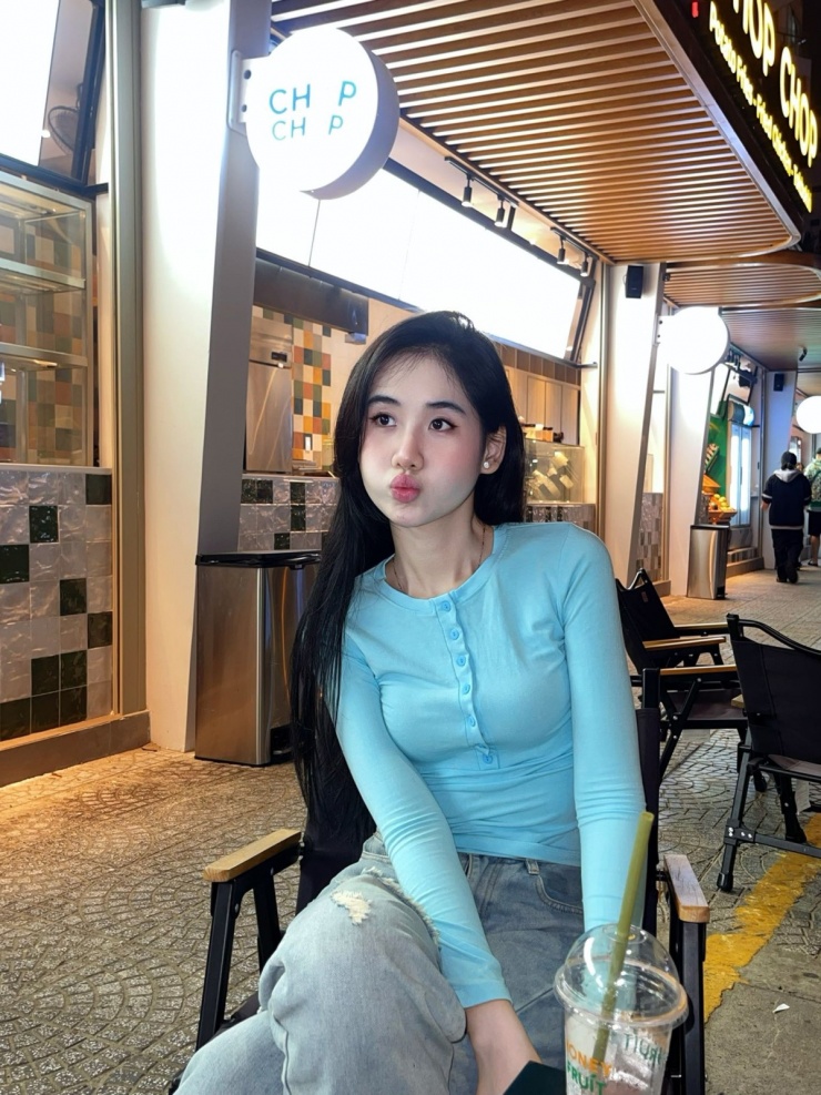 Vẻ ngọt ngào của á hậu 2 Miss World Vietnam 2025 7 Trong sinh hoạt thường ngày, cô ưu tiên để mặt mộc. Theo á hậu, việc hạn chế trang điểm giúp làn da thông thoáng, giảm nguy cơ hình thành mụn ẩn.