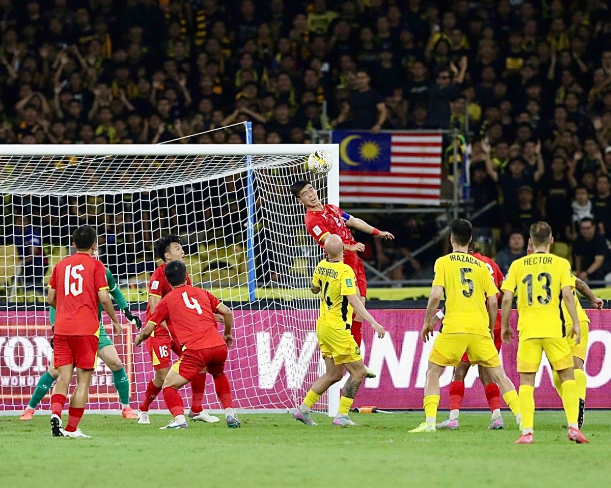 Việt Nam (áo đỏ) thua Malaysia 0-4 ở lượt hai bảng F vòng loại cuối Asian Cup 2027, trên sân Bukit Jalil, Malaysia ngày 10/6/2025. Ảnh: Hai Tư
