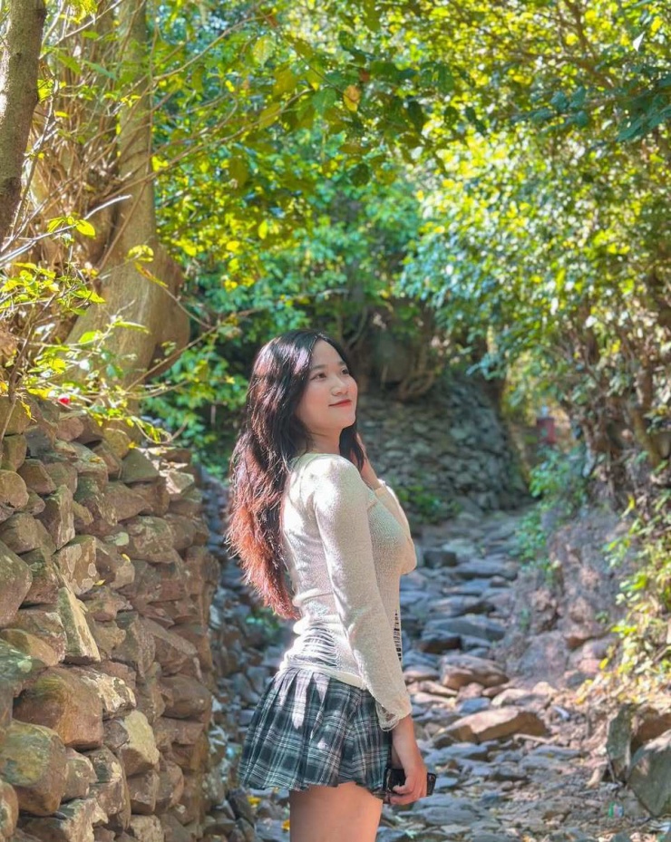 Con đường được được làm từ đá, xếp chồng lên nhau trông thật độc đáo. (Ảnh: FB đồi Cổ Thạch)