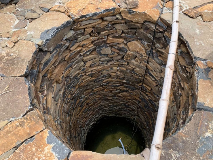 Giếng được bà con nơi đây làm từ đá. Nước giếng ở đây trong veo, mát, ngọt. (Ảnh: Lữ Hồ)