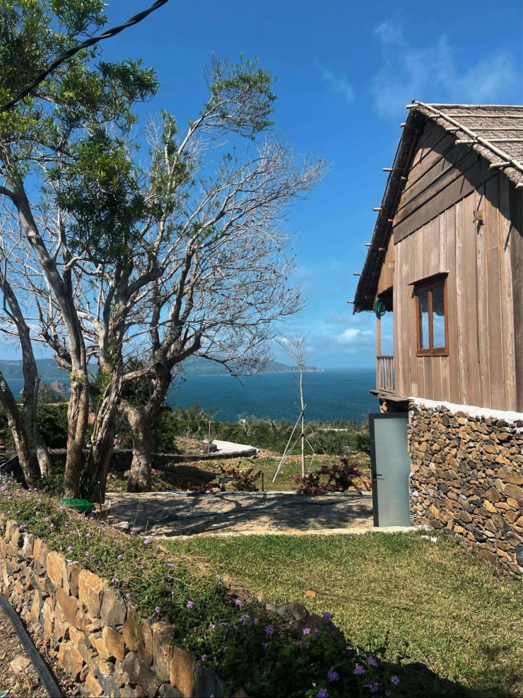 Ngôi nhà đá cổ tại đồi Cổ Thạch, Phú Hạnh được kết dính bằng những viên đá mà không cần chất kết dính là xi măng, cát, vữa. (Ảnh: FBNV)