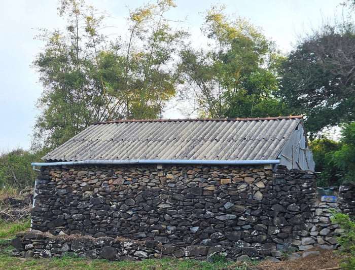 Những ngôi nhà được làm từ đá và không cần chất kết dính như xi măng, cát. (Ảnh: Cục Du lịch Quốc gia)