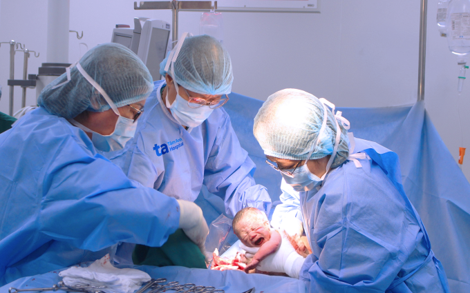 TS.BS Nguyễn Thị Yến Thu (bên phải) cùng ê kíp mổ lấy thai cho chị Ngọc. Ảnh: Tuệ Diễm