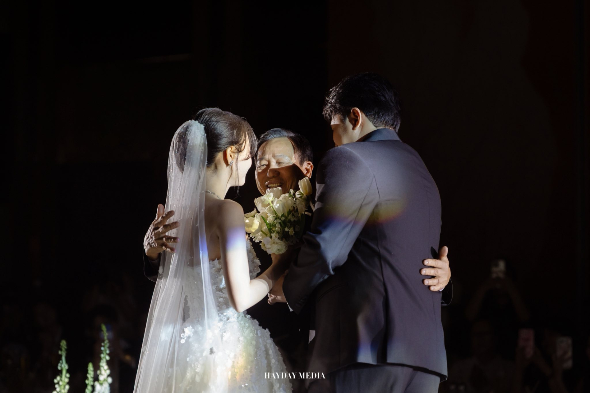 Thái độ lạ của Hải Nam - Jun Vũ bên trong đám cưới quy tụ cả dàn sao Vbiz- Ảnh 3.