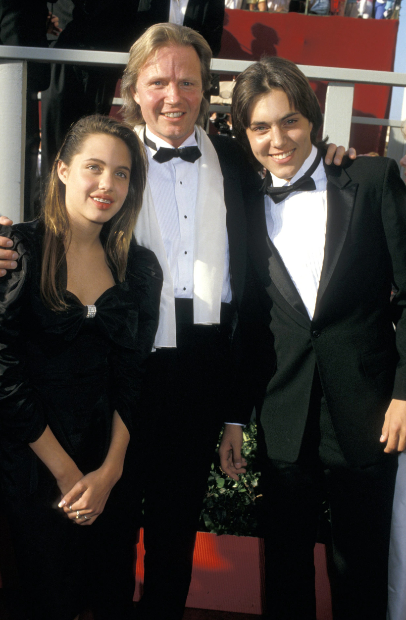 Angelina Jolie: Từ tóc tém nổi loạn thời trẻ tới nhan sắc giờ không ai nhận ra, ẩn sau đó là cả 1 hành trình nhiều thông điệp- Ảnh 2.