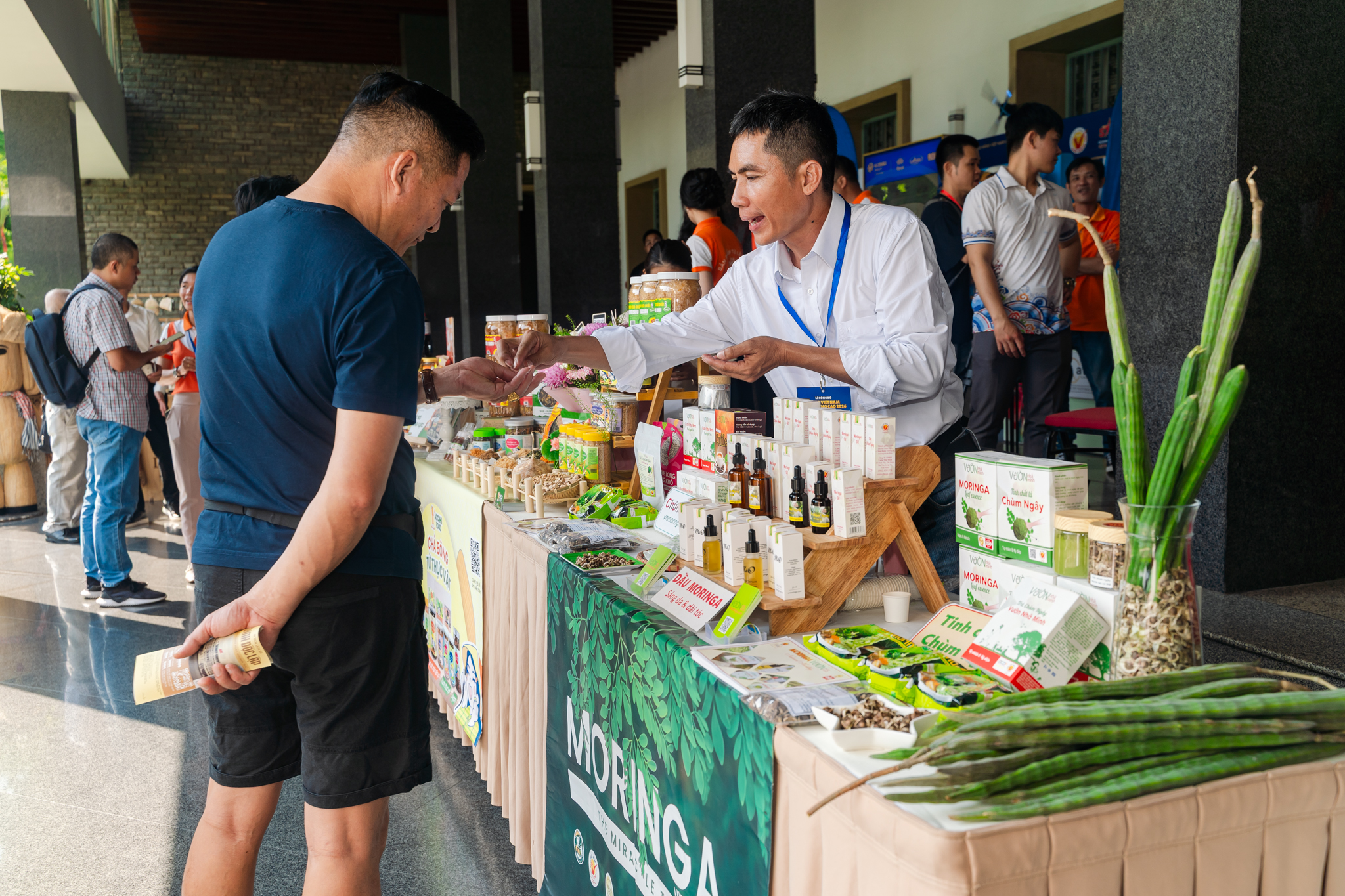 Quả trứng gà biến thành đặc sản 7 VIDEO: Lạ miệng với đặc sản từ chùm ngây và quả lê-ki-ma tại Lễ công bố Hàng Việt Nam Chất lượng cao - Ảnh 10.