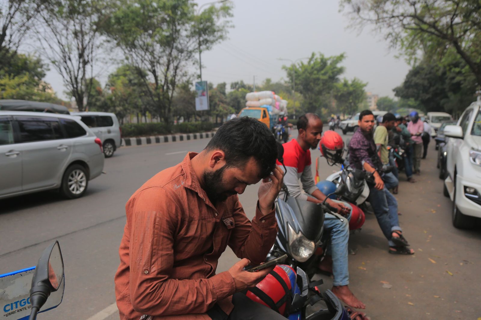 Không phải tắc đường, đây là dòng người vô tận chờ đổ xăng tại 1 quốc gia châu Á: Vấn đề không phải giá bao nhiêu nữa- Ảnh 3.