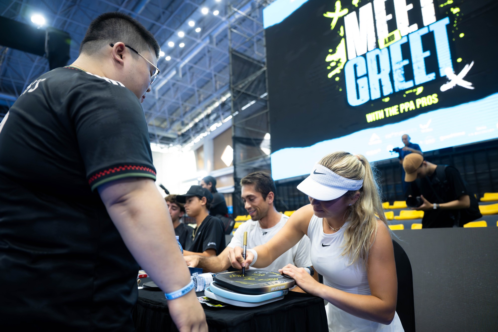 Nữ hoàng pickleball Anna Leigh Waters cùng dàn sao PPA hồ hởi kí tặng người hâm mộ Việt Nam- Ảnh 2. Nữ hoàng pickleball Anna Leigh Waters cùng dàn sao PPA hồ hởi kí tặng người hâm mộ Việt Nam- Ảnh 2.