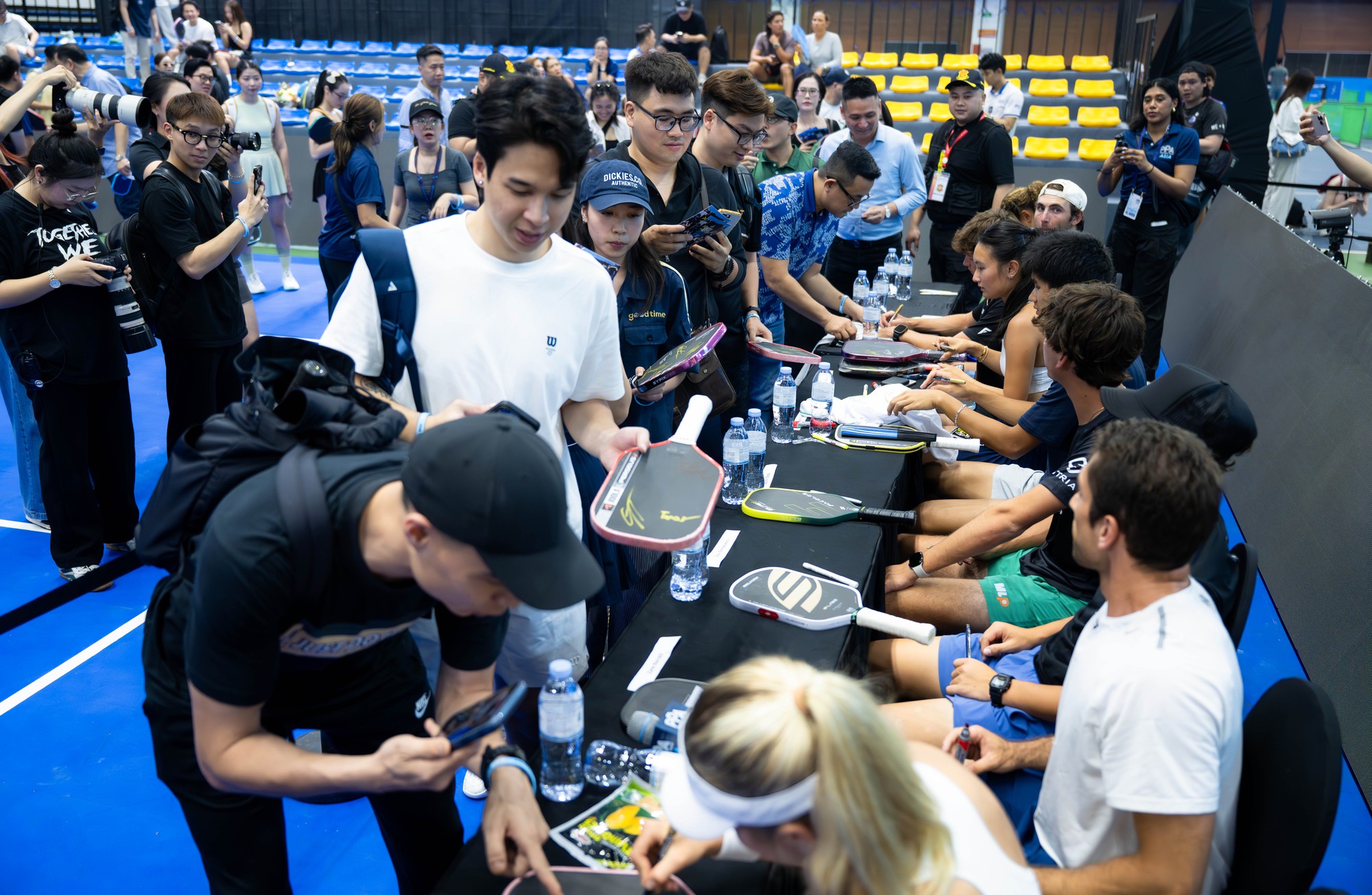 Nữ hoàng pickleball Anna Leigh Waters cùng dàn sao PPA hồ hởi kí tặng người hâm mộ Việt Nam- Ảnh 3. Nữ hoàng pickleball Anna Leigh Waters cùng dàn sao PPA hồ hởi kí tặng người hâm mộ Việt Nam- Ảnh 3.