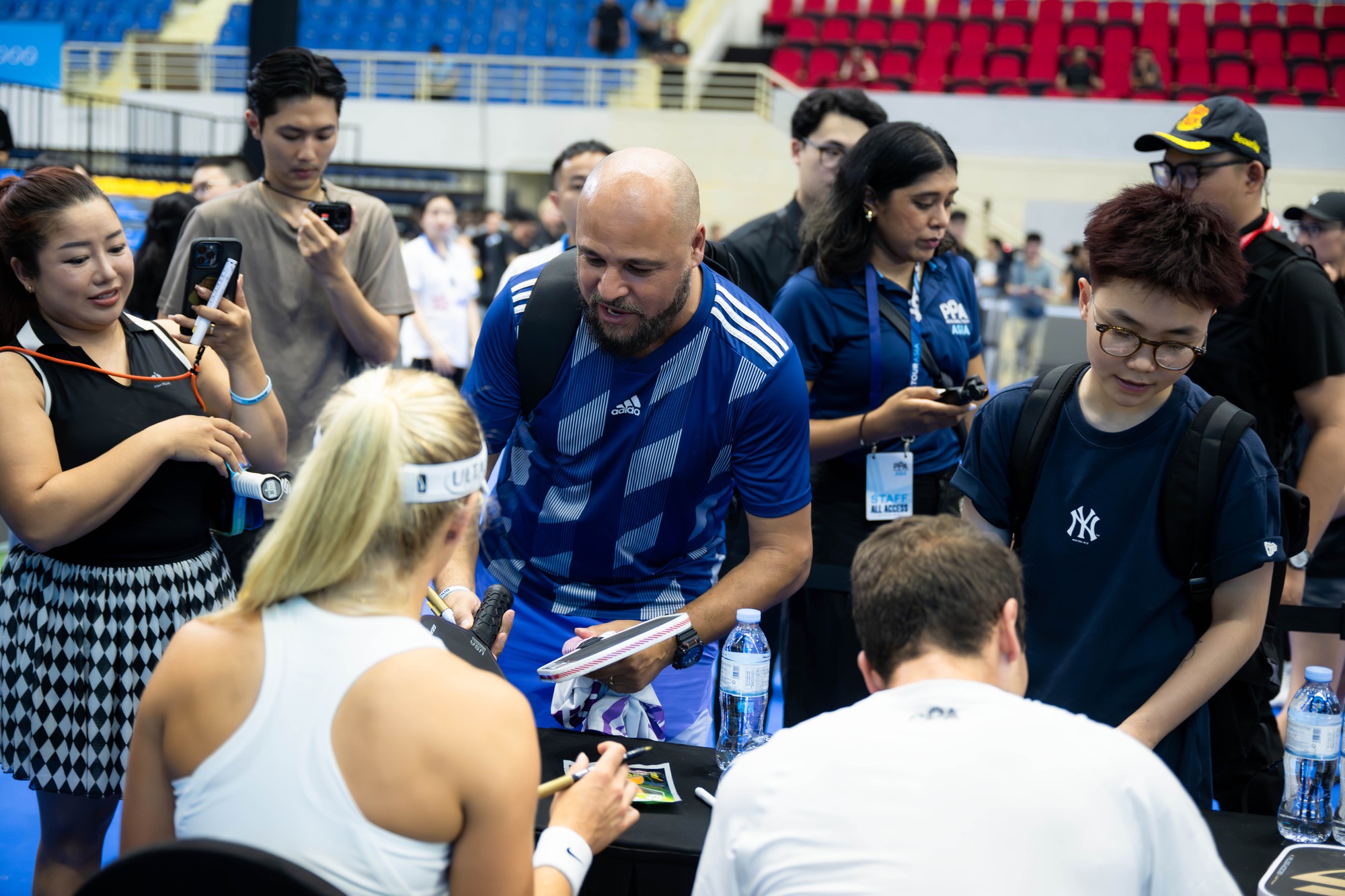 Nữ hoàng pickleball Anna Leigh Waters cùng dàn sao PPA hồ hởi kí tặng người hâm mộ Việt Nam- Ảnh 4. Nữ hoàng pickleball Anna Leigh Waters cùng dàn sao PPA hồ hởi kí tặng người hâm mộ Việt Nam- Ảnh 4.