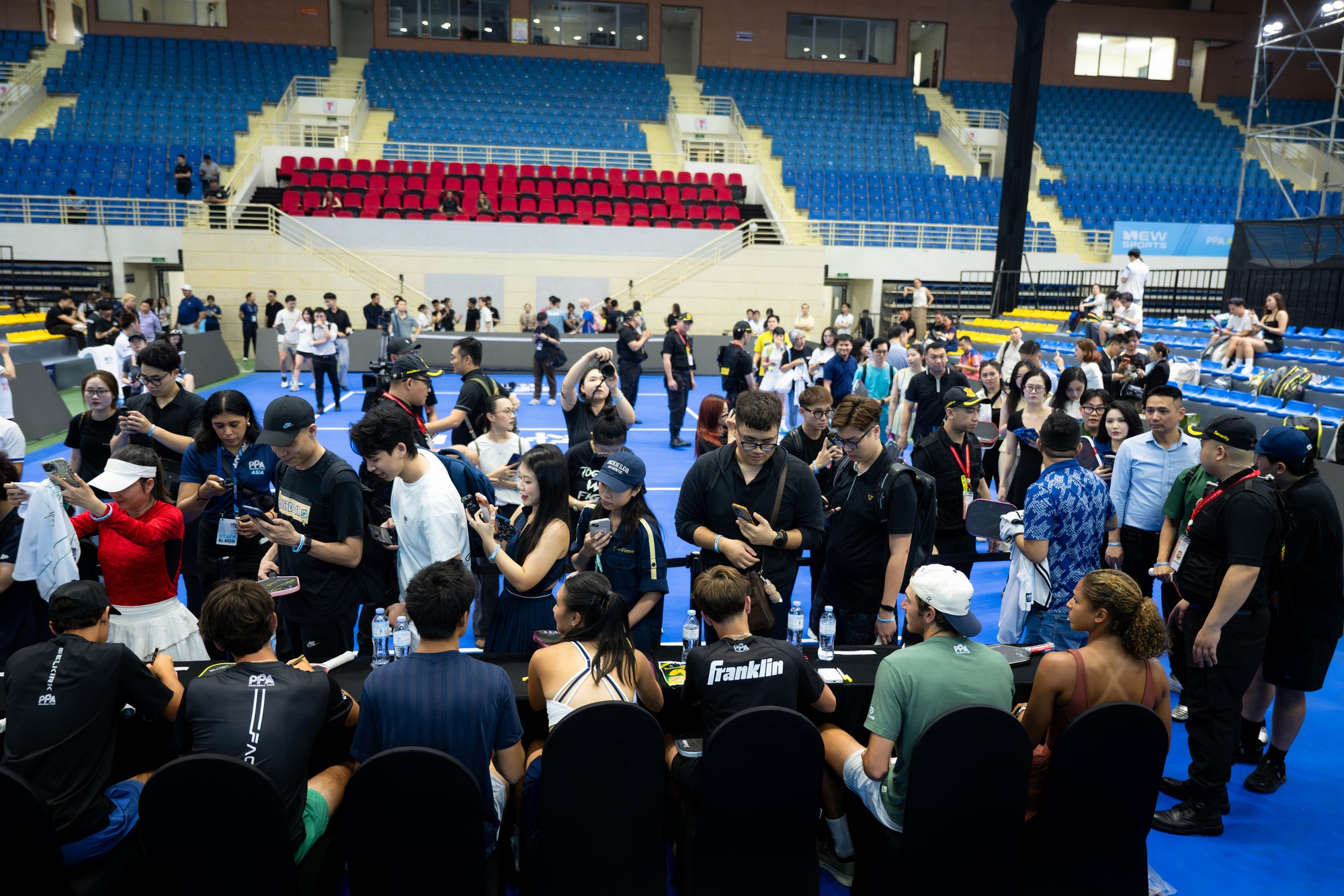 Nữ hoàng pickleball Anna Leigh Waters cùng dàn sao PPA hồ hởi kí tặng người hâm mộ Việt Nam- Ảnh 5. Nữ hoàng pickleball Anna Leigh Waters cùng dàn sao PPA hồ hởi kí tặng người hâm mộ Việt Nam- Ảnh 5.