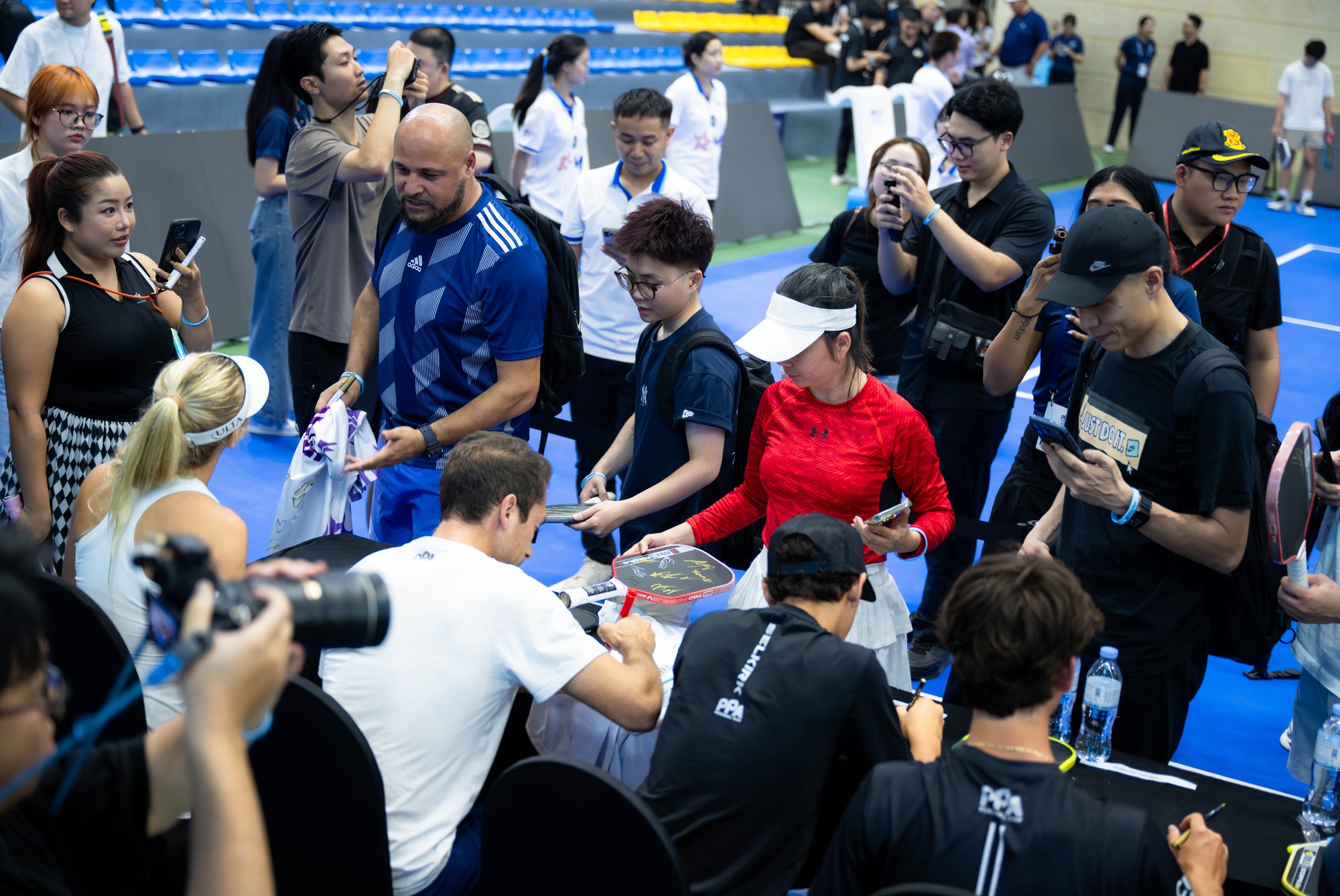 Nữ hoàng pickleball Anna Leigh Waters cùng dàn sao PPA hồ hởi kí tặng người hâm mộ Việt Nam- Ảnh 6. Nữ hoàng pickleball Anna Leigh Waters cùng dàn sao PPA hồ hởi kí tặng người hâm mộ Việt Nam- Ảnh 6.