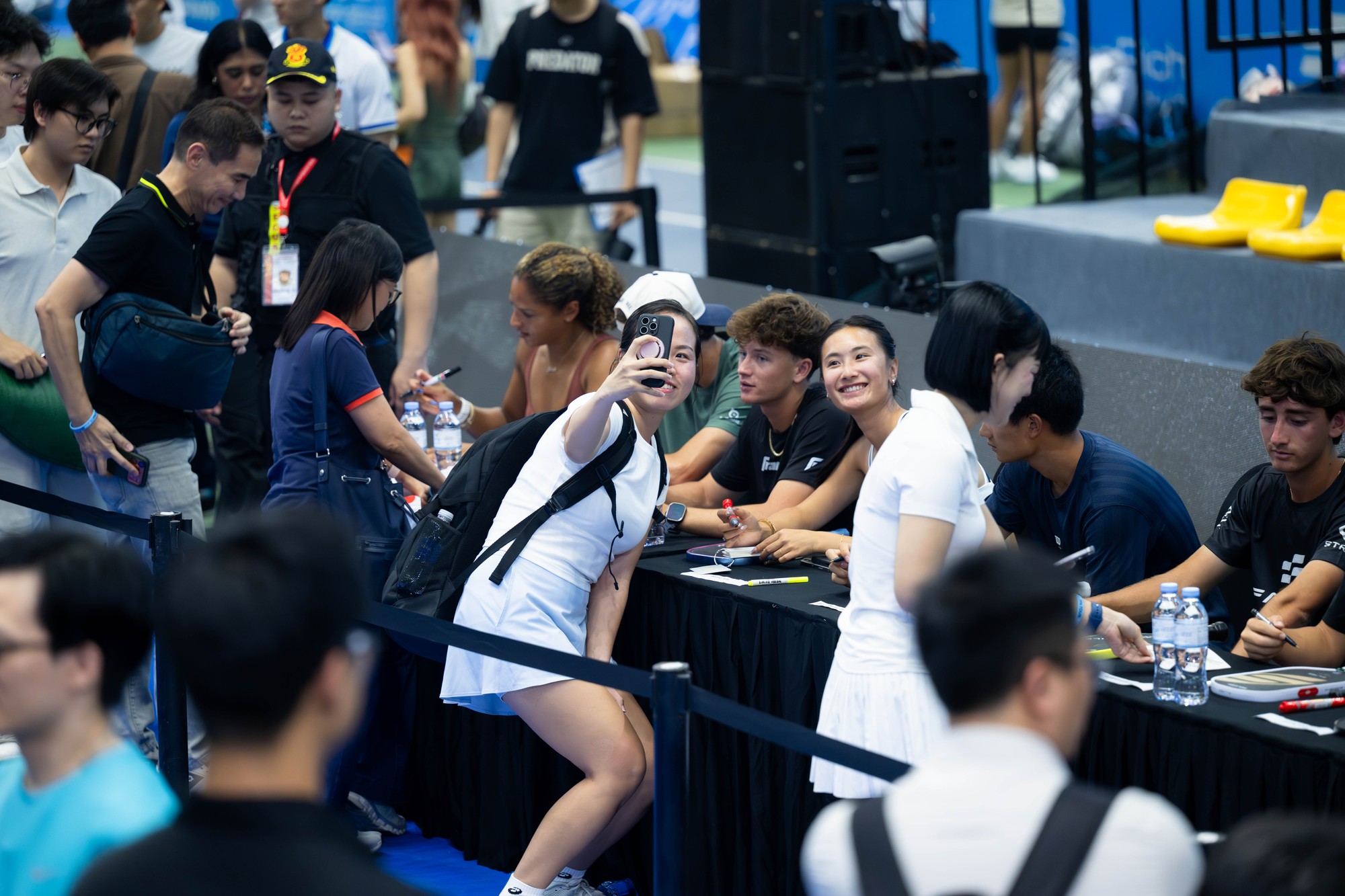 Nữ hoàng pickleball Anna Leigh Waters cùng dàn sao PPA hồ hởi kí tặng người hâm mộ Việt Nam- Ảnh 12. Nữ hoàng pickleball Anna Leigh Waters cùng dàn sao PPA hồ hởi kí tặng người hâm mộ Việt Nam- Ảnh 12.