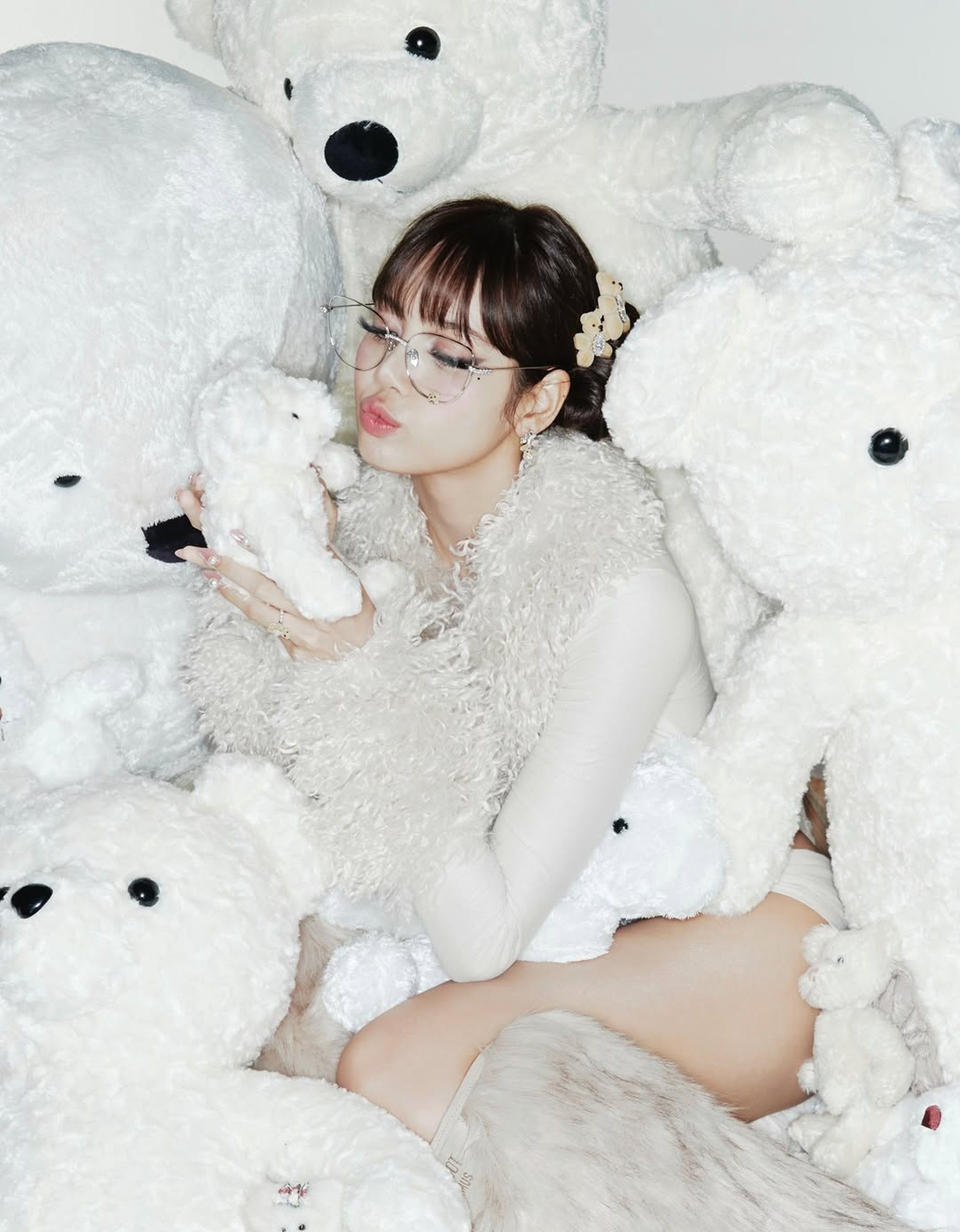 Búp bê Thái Lisa diện áo tắm, khoe sắc vóc gợi cảm và rạng rỡ đón tuổi 29 - 8