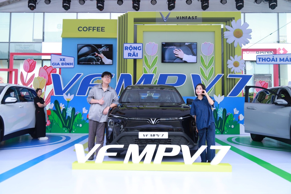 VinFast VF MPV 7 hút khách tại sự kiện lái thử ở Thanh Hóa - 4