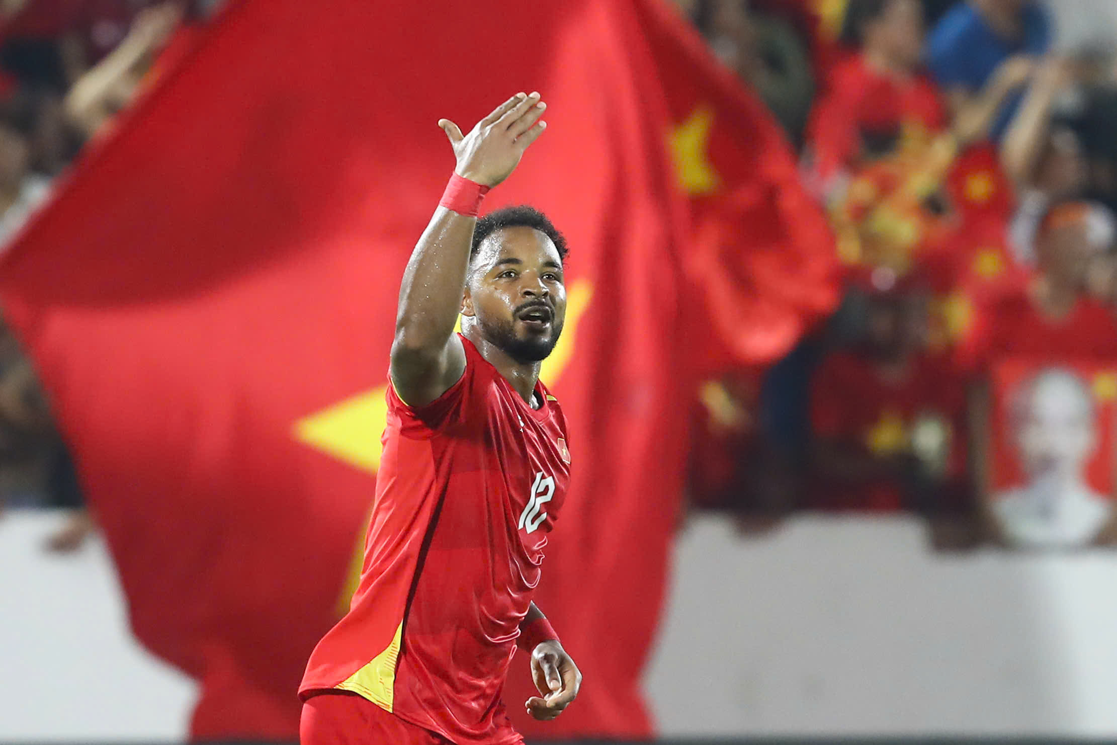 HLV Kim Sang-sik ca ngợi: 'Hoàng Hên và Xuân Son phối hợp quá tốt, Việt Nam thắng xứng đáng Malaysia’- Ảnh 2.