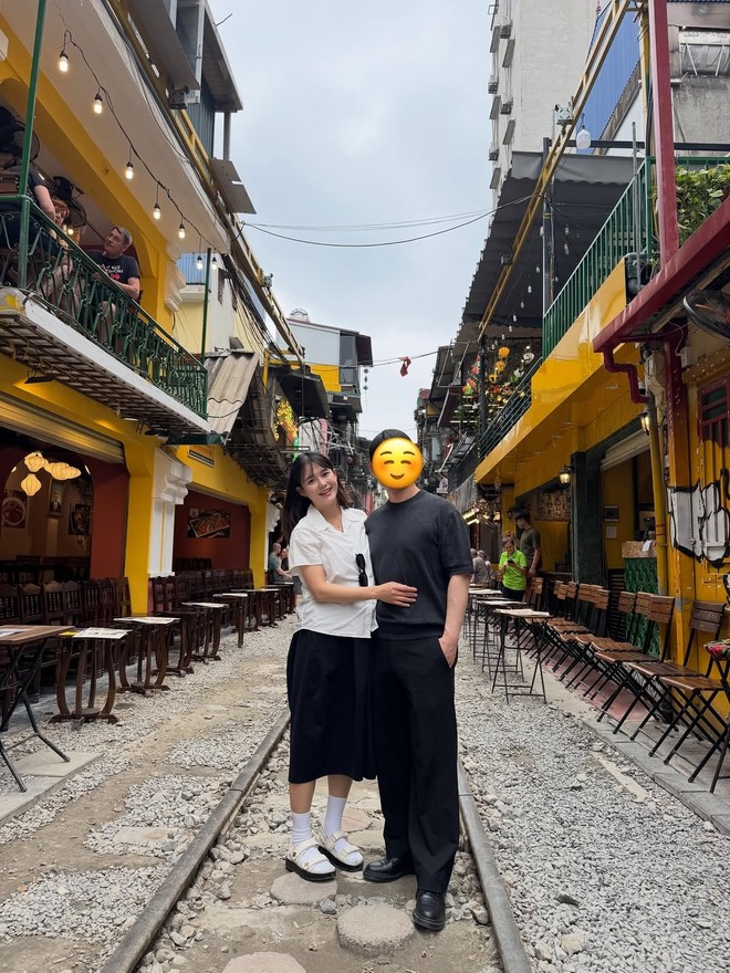 Nữ diễn viên Hàn Quốc ăn phở, uống cà phê đường tàu ở Hà Nội- Ảnh 2.