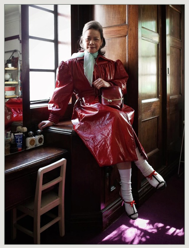 Từ bác sĩ nghỉ hưu đến người mẫu cho sàn diễn cao cấp ở tuổi 71: Người phụ nữ từng chiếm spotlight show Miu Miu là ai?- Ảnh 8.