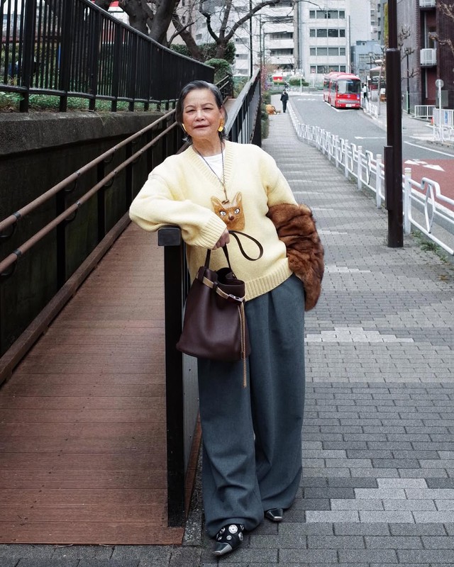 Từ bác sĩ nghỉ hưu đến người mẫu cho sàn diễn cao cấp ở tuổi 71: Người phụ nữ từng chiếm spotlight show Miu Miu là ai?- Ảnh 10.