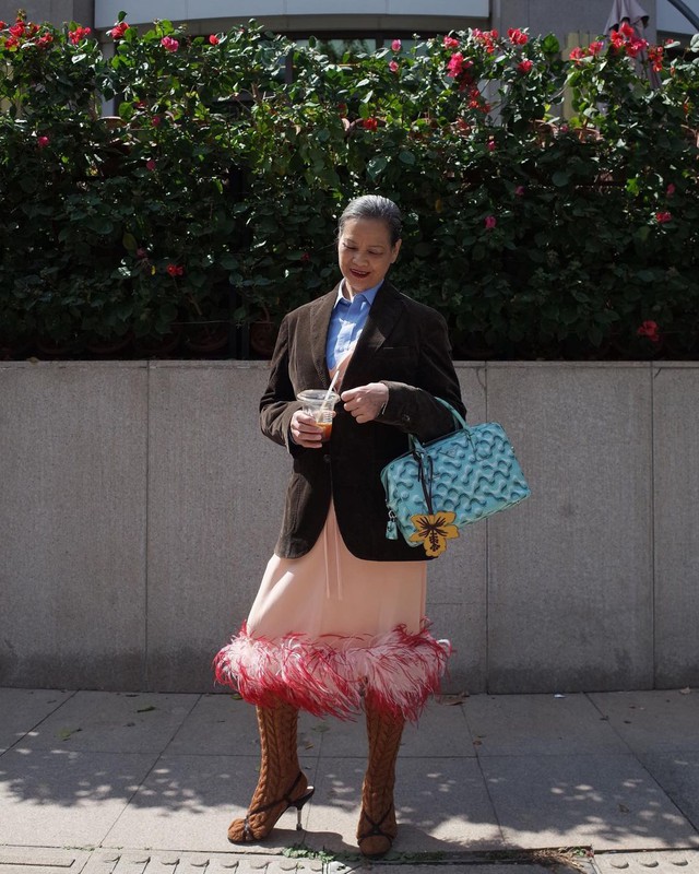 Từ bác sĩ nghỉ hưu đến người mẫu cho sàn diễn cao cấp ở tuổi 71: Người phụ nữ từng chiếm spotlight show Miu Miu là ai?- Ảnh 14.