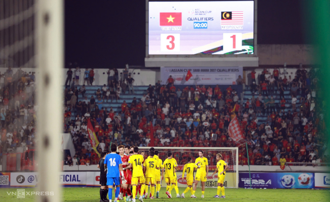 Cầu thủ Malaysia (áo vàng) buồn bã khi bắt tay các đồng nghiệp Việt Nam sau trận đấu tại Thiên Trường. Ảnh: Đức Đồng