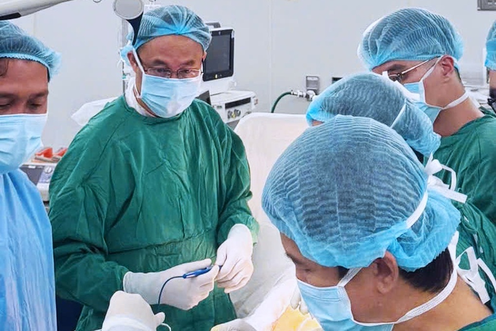 Nửa đêm, 2 bệnh viện ở TPHCM cấp cứu người phụ nữ mang thể thai cực hiếm - 2