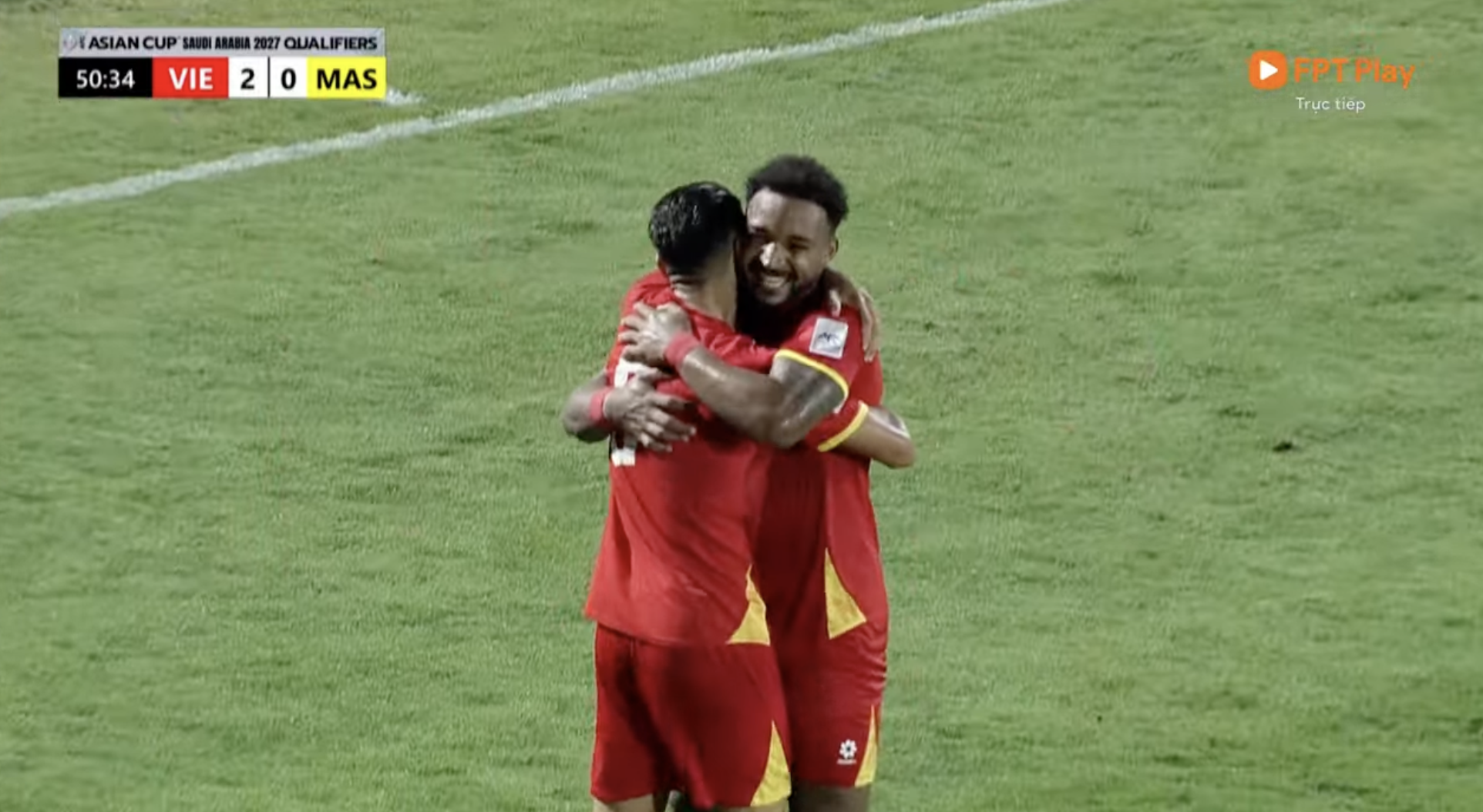 Đẳng cấp: Hoàng Hên kiến tạo, Xuân Son ghi 2 bàn, vén áo lên đếm đủ 8 múi cực phẩm đáp trả cực gắt khi bị chê lên cân- Ảnh 2.