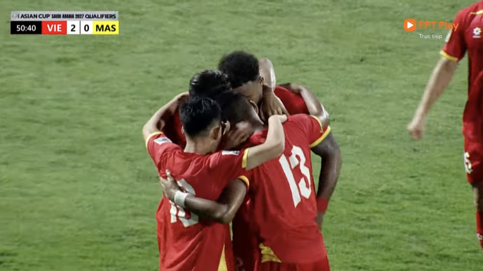 Đẳng cấp: Hoàng Hên kiến tạo, Xuân Son ghi 2 bàn, vén áo lên đếm đủ 8 múi cực phẩm đáp trả cực gắt khi bị chê lên cân- Ảnh 3.