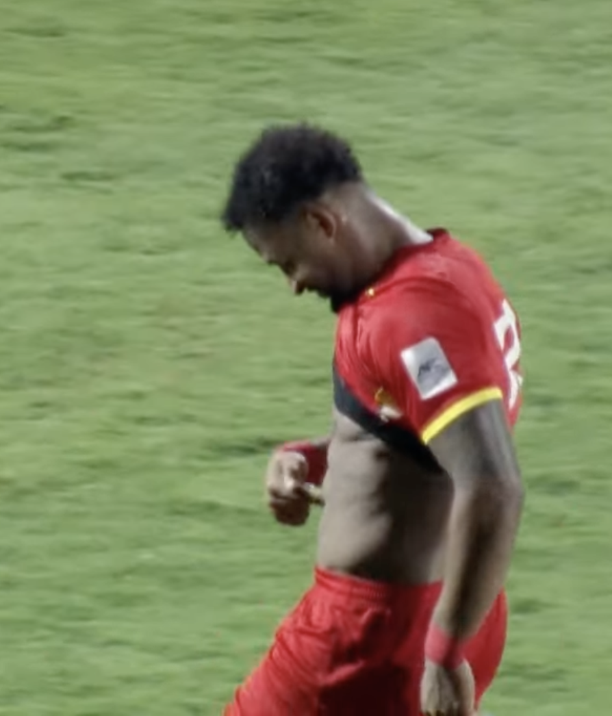 Đẳng cấp: Hoàng Hên kiến tạo, Xuân Son ghi 2 bàn, vén áo lên đếm đủ 8 múi cực phẩm đáp trả cực gắt khi bị chê lên cân- Ảnh 4.