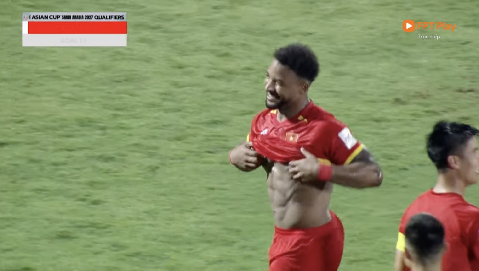 Đẳng cấp: Hoàng Hên kiến tạo, Xuân Son ghi 2 bàn, vén áo lên đếm đủ 8 múi cực phẩm đáp trả cực gắt khi bị chê lên cân- Ảnh 5.