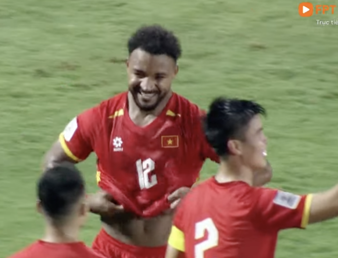 Đẳng cấp: Hoàng Hên kiến tạo, Xuân Son ghi 2 bàn, vén áo lên đếm đủ 8 múi cực phẩm đáp trả cực gắt khi bị chê lên cân- Ảnh 6.