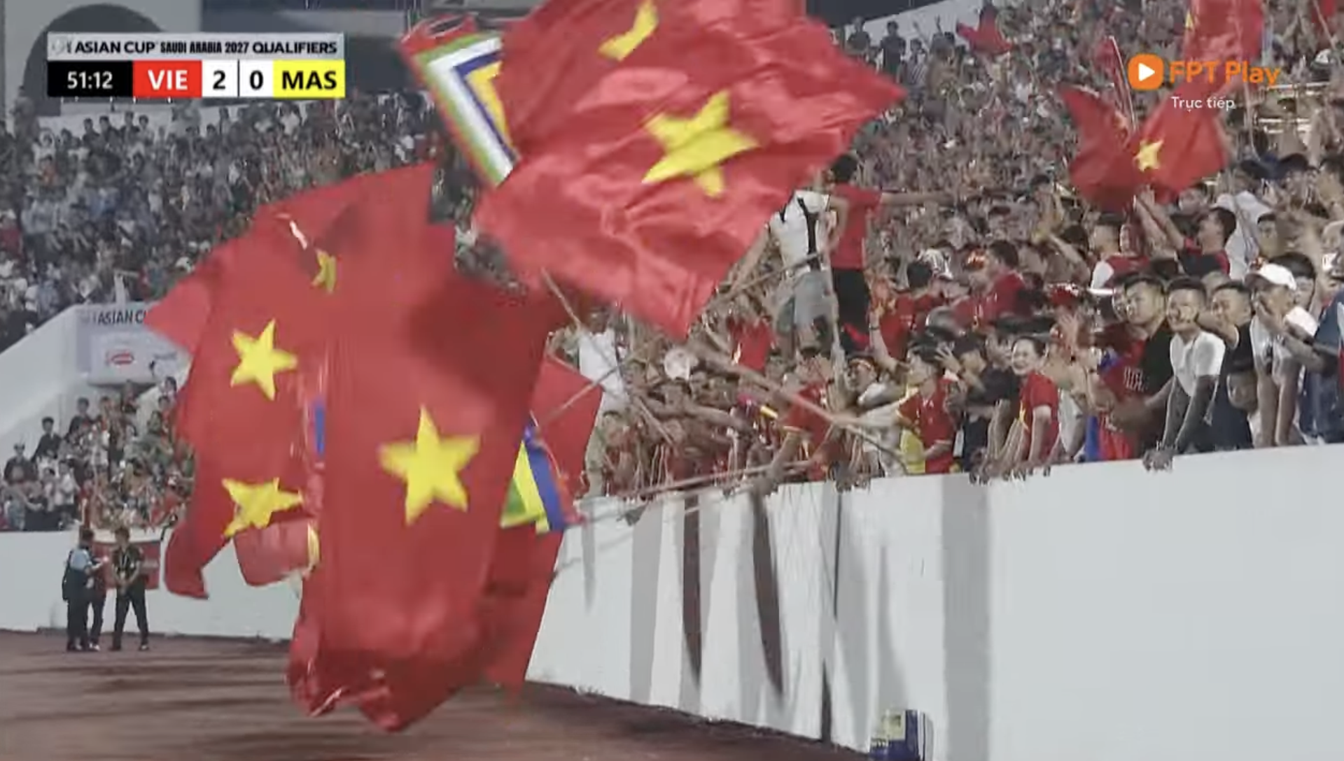 Đẳng cấp: Hoàng Hên kiến tạo, Xuân Son ghi 2 bàn, vén áo lên đếm đủ 8 múi cực phẩm đáp trả cực gắt khi bị chê lên cân- Ảnh 7.