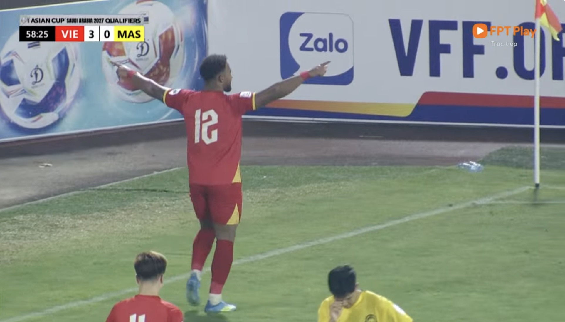 Đẳng cấp: Hoàng Hên kiến tạo, Xuân Son ghi 2 bàn, vén áo lên đếm đủ 8 múi cực phẩm đáp trả cực gắt khi bị chê lên cân- Ảnh 9.