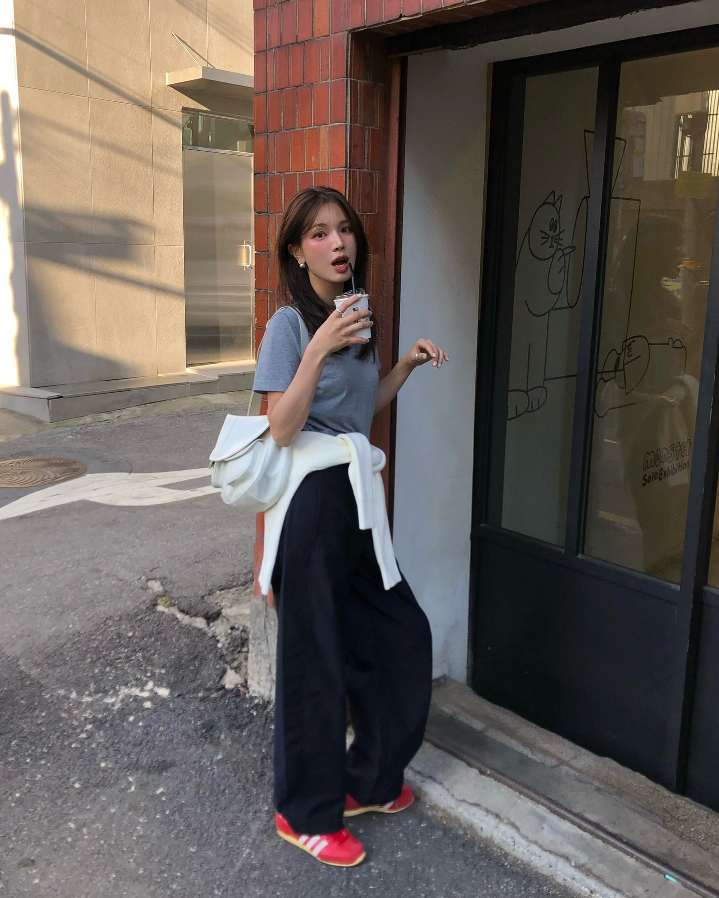 4 kiểu giày mùa hè phù hợp nhất để mix với quần ống rộng, giúp cả set đồ nhìn đẹp hơn hẳn- Ảnh 10. 4 kiểu giày mùa hè phù hợp nhất để mix với quần ống rộng, giúp cả set đồ nhìn đẹp hơn hẳn- Ảnh 10.