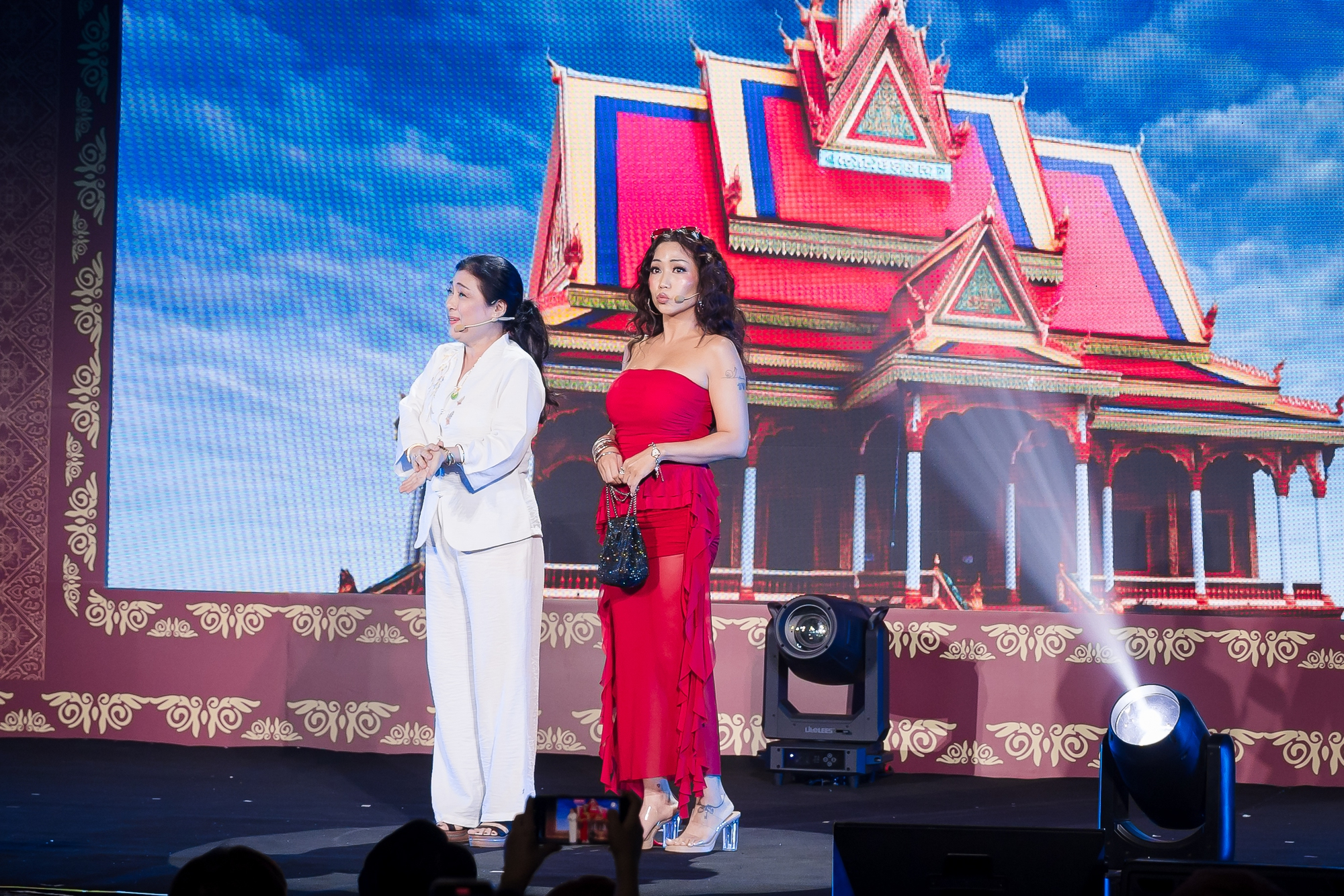 Ai se duyên cho cặp sao Việt này kể cũng tài: Nhà gái hơn nhà trai 14 tuổi, U45 vẫn bốc lửa chết đi được- Ảnh 10.