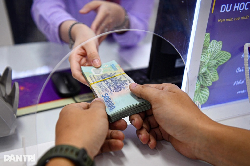 18 ngân hàng tăng lãi suất từ đầu tháng, gửi tiền ở đâu lời nhất? - 1