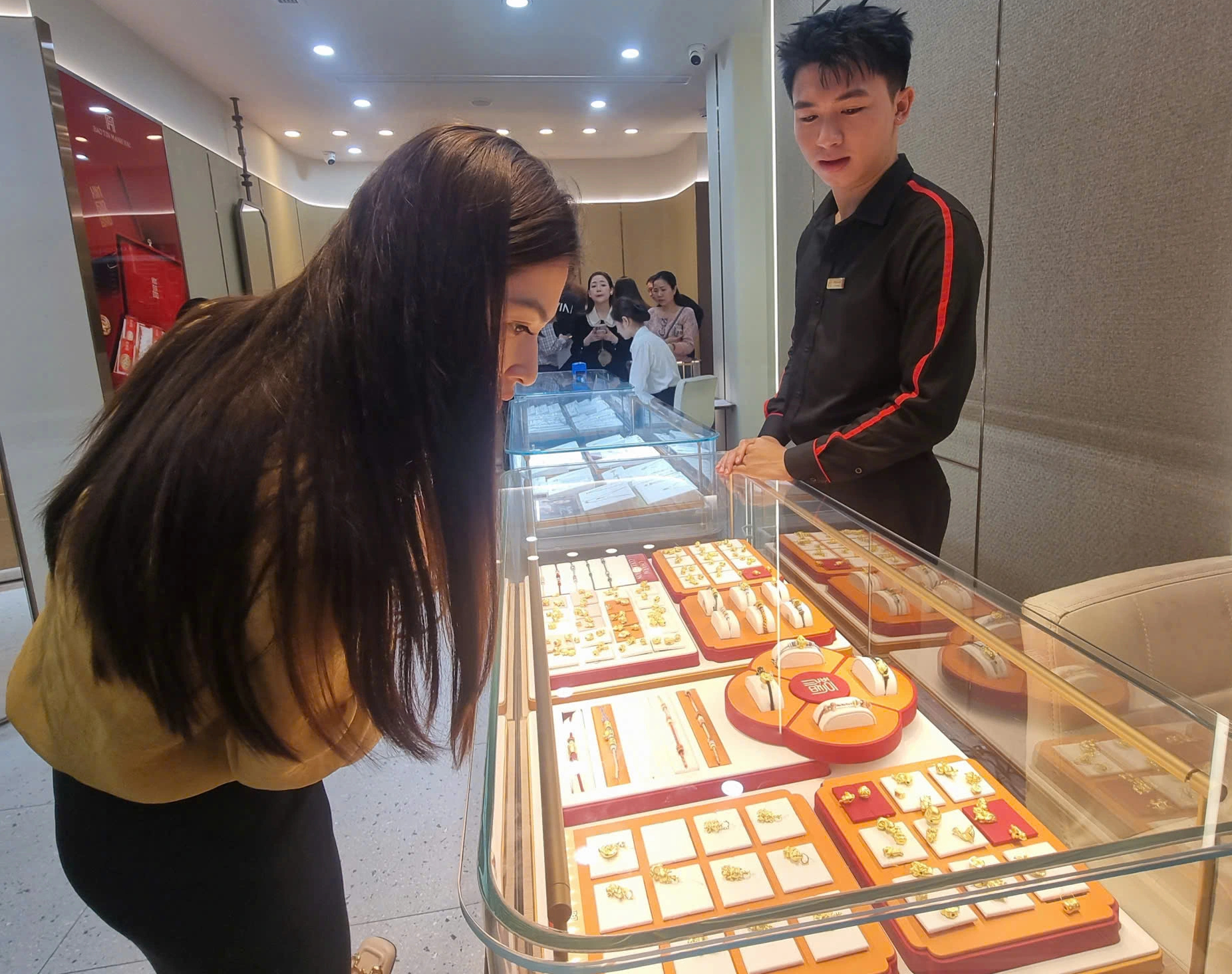 Giá vàng giảm mạnh 19 triệu đồng , có nên mua vàng trong năm 2026? - Ảnh 2. Giá vàng giảm mạnh 19 triệu đồng , có nên mua vàng trong năm 2026? - Ảnh 2.