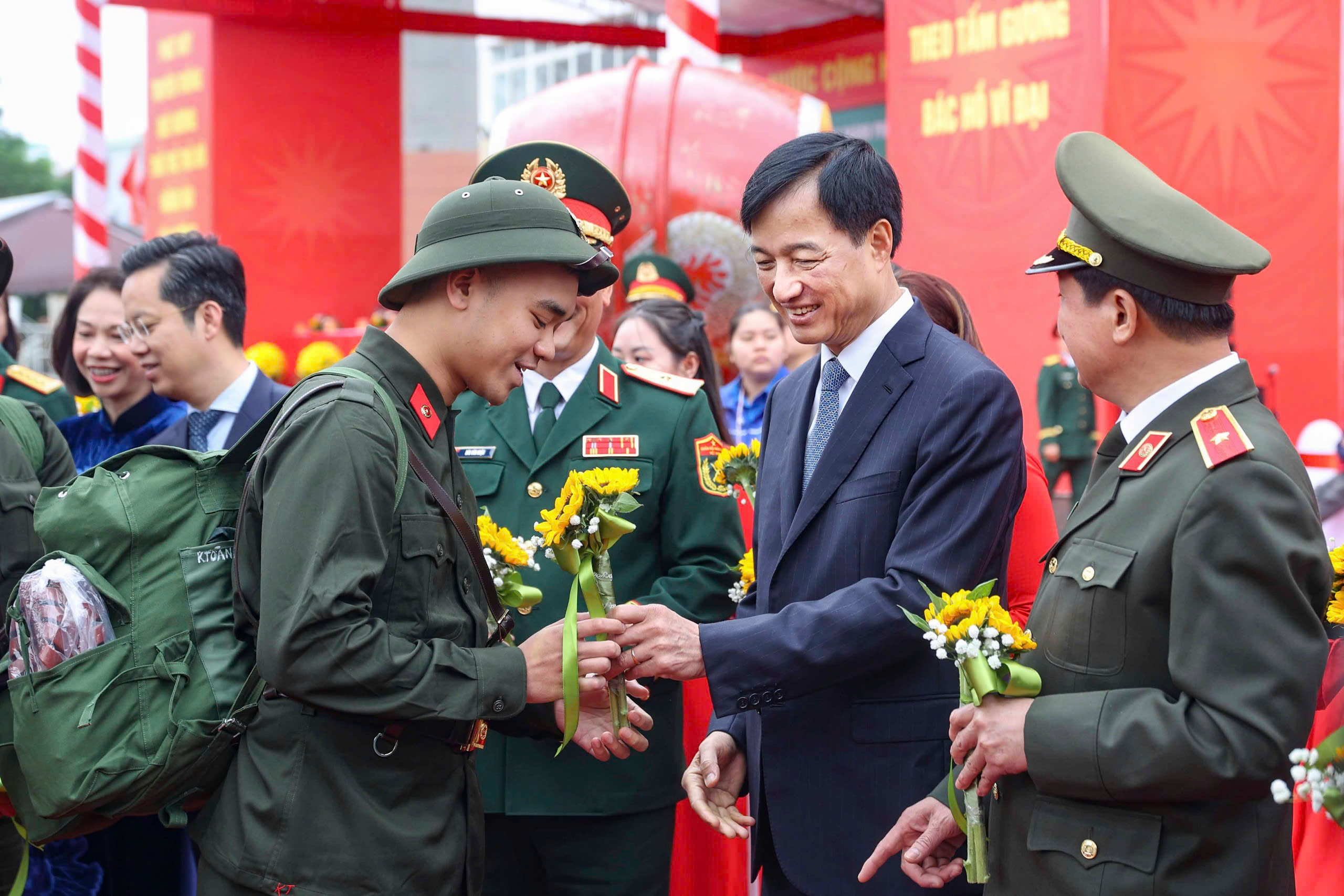 '2 năm nhập ngũ sẽ nhanh thôi, em sẽ là hậu phương vững chắc cho anh' - Ảnh 1.