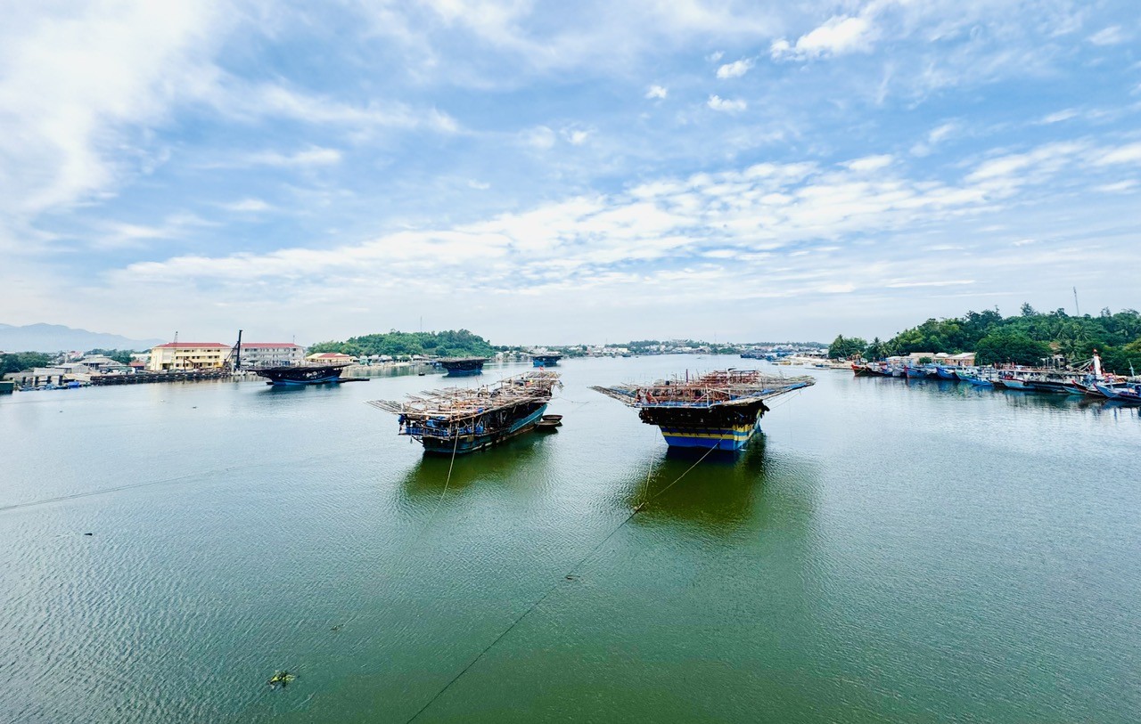 Hai tàu cá Quảng Ngãi hỏng máy, thả trôi giữa biển cầu cứu hỗ trợ- Ảnh 1.