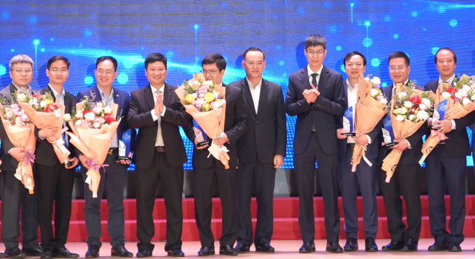 Đại diện các trường đại học, doanh nghiệp trong lễ ra mắt ban điều phối hệ thống các trung tâm đào tạo xuất sắc và tài năng về công nghệ 4.0 ngày 17/3. Ảnh: PTIT