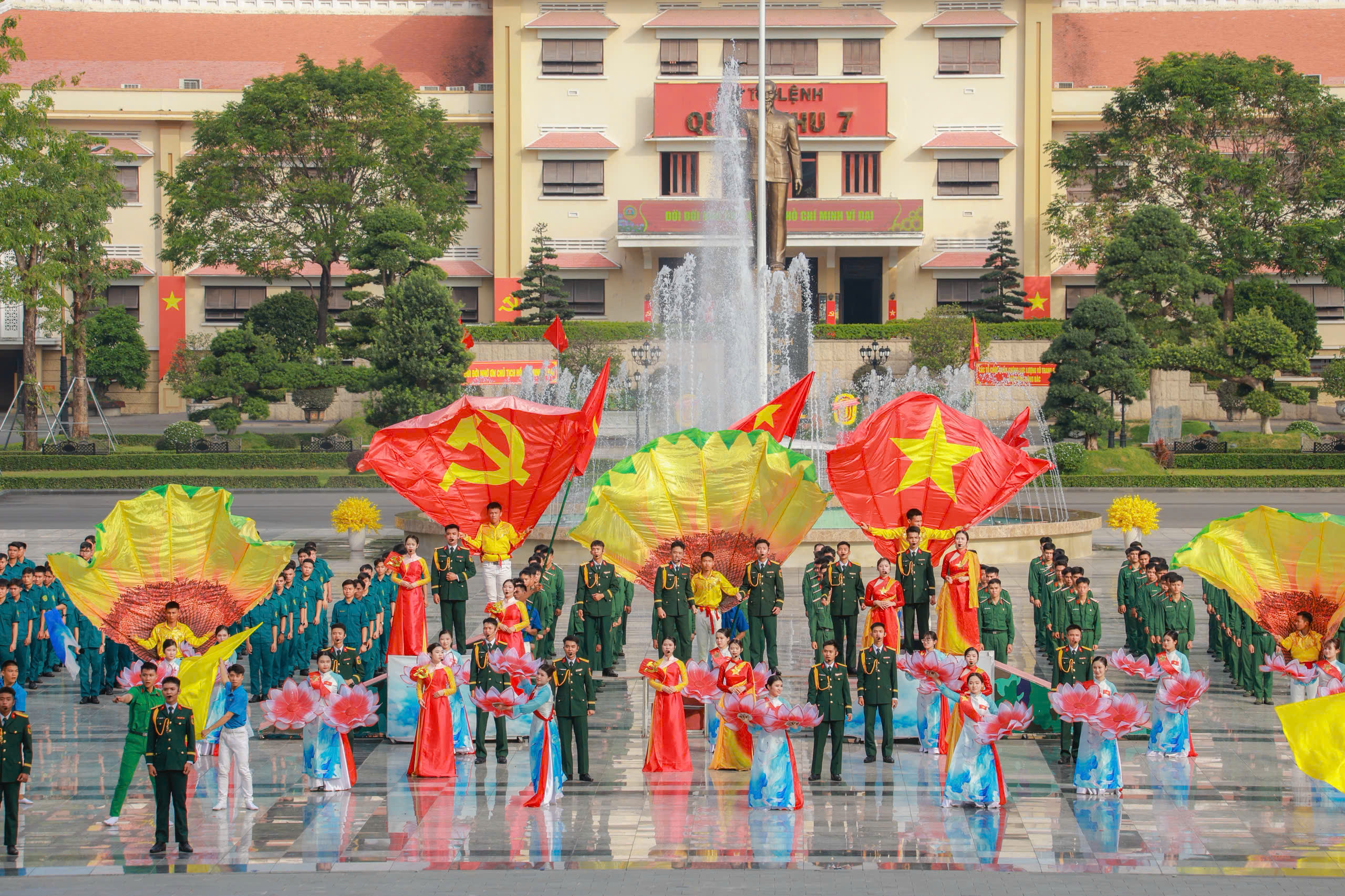 2.500 cán bộ, chiến sĩ đồng diễn nghệ thuật ở Quân khu 7- Ảnh 1. 2.500 cán bộ, chiến sĩ đồng diễn nghệ thuật ở Quân khu 7- Ảnh 1.