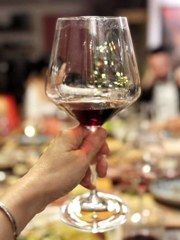 Bạn không nên uống rượu bia thường xuyên. Ảnh: Ban Mai