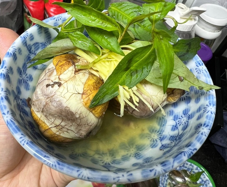 3 lưu ý khi ăn trứng vịt lộn để thực sự bổ dưỡng và tránh rủi ro sức khỏe 1 Ăn trứng vịt lộn đúng cách để nhận được giá trị dinh dưỡng tốt nhất. Ảnh: Nga Phạm