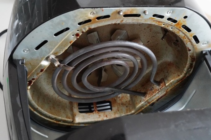 3 nguy cơ tiềm ẩn khi lười vệ sinh mâm nhiệt của nồi chiên không dầu - 1