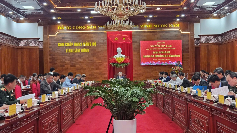 Phó Thủ tướng thường trực Chính phủ Nguyễn Hòa Bình làm việc với Ban Chấp hành Đảng bộ tỉnh Lâm Đồng. San-Golf-Doi-Cu.jpg