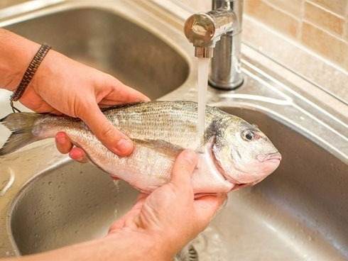 3 sai lầm khiến cá càng rửa càng tanh- Ảnh 1.