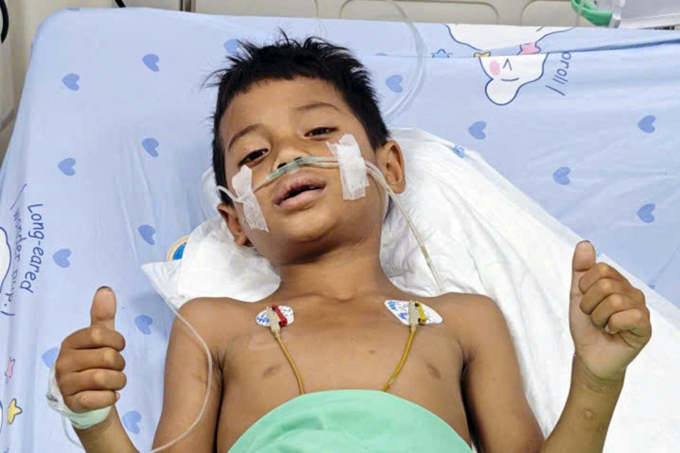Bệnh nhi 7 tuổi đã cai máy thở gần 24 tiếng và đang hồi phục tốt. Ảnh: Phúc Huynh